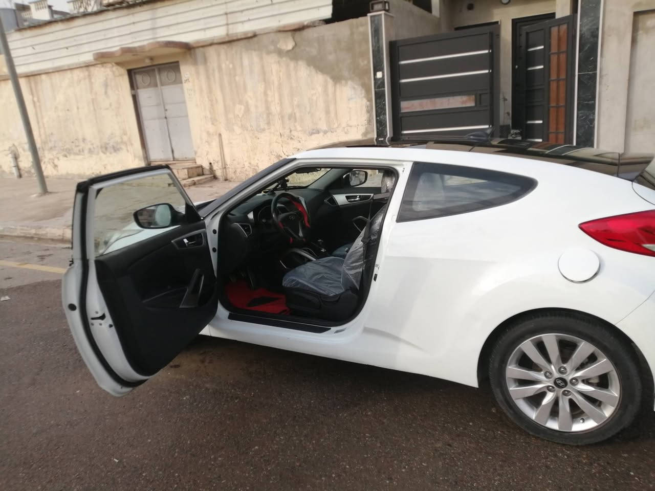 هونداي فولستر 2012 وارد خليجي فول مواصفات 1/1
88 قفل جانت معروضه 95 قبل الضرر 
بلا ضرر ولا صبغ ولا بارد فقط داير جاملغ خلفي جانت بلا ضرر عندي اضررت قبل كم يوم 
كير عادي 
محرك 16 دوش  
سياره بصمة ابواب + تشغيل 
سقف السياره بانوراما 
كشنات جلد   
شاشه بلاديه + كامره  + حساسات خلفيه
لايتات عدسة اصلي  
تحكمات ستيرن فول
وبيها بعد مواصفات اخرى 
طخم السياره جديد
محرك وكير ما مفتوح 
رقم وهزة جديد
***********‪
