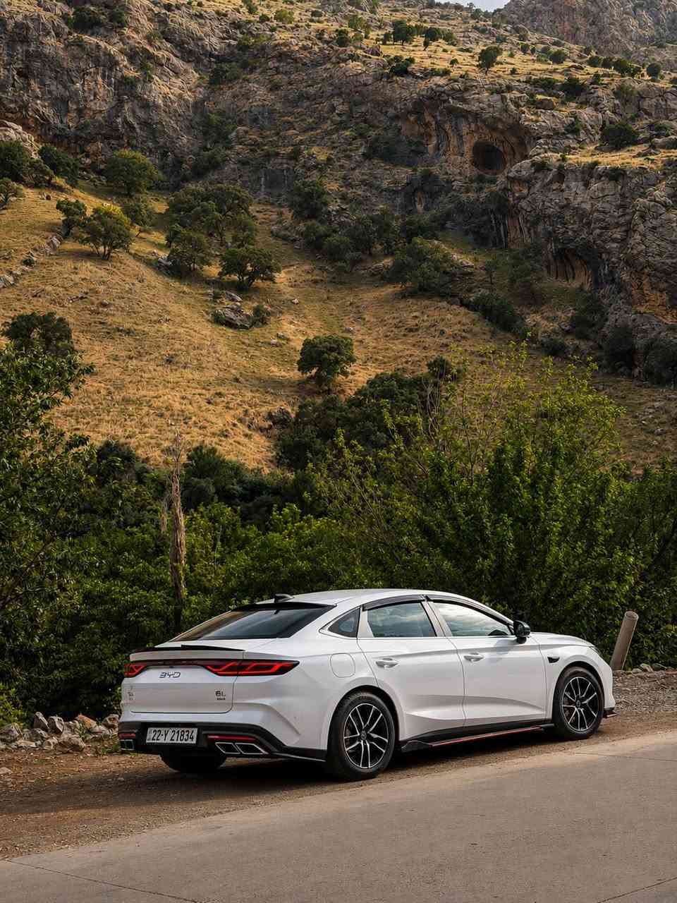BYD-Qin L_ 2025
مواصفات سيارة  لvibعدا البنورامة
#المواصفات
ويل كروم ابو فراشه 
داخل جلد ابيض 
اضافات للسيارة إنارة داخلية وخارجية لحية ودوسات 
داشكام أمامي اصل مع تسجيل وحفض شاشة 
تصوير محيطي للسيارة للحراسة واثناء القيادة
أوتو بارگ (ركن تلقائي ) أوتو هولد 
تحديد مسار 
كروز سرعة 
لوكوBYDضوئي 
رادار مانع تصادم 
بطارية 80/كيلو حقيقي 
13كاميرا
12حساس
12أيرباگ
4رادارات
شاشة وسطية كبيرة 
شاشة عدادات ديجتال+ذكاء اصطناعي
فووول تحكم ستيرن 
سيارة ماشية 7000 k
سعرها 27.000.000 مليون  
رقم: ‏‪***********‬‏
العنوان / النجف الاشرف
