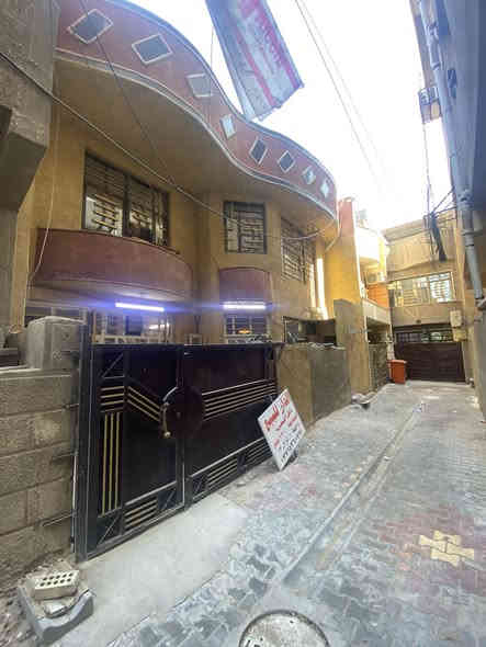 السلام عليكم 
دار للبيع ملك طابو صرف بغداد الغدير م706 قرب أسواق ياسر حياوي داخل قيصريه  مساحه 120م واجه 10 نزال 12 بناء مسلح 2015 يحتوي 4 غرف نوم واصاله ومطبخ وهول حولي غرفه ارضيه وخدمات 2
 السعر 280 مليون تواصل 
***********
