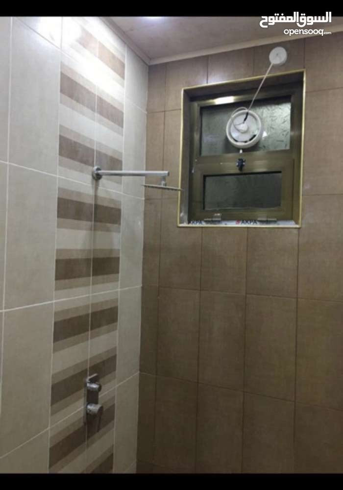 شقة طابق ارضي للايجار التجاري - تصلح مكتب او عياده - في اليرموك - على الشارع التجاري - قرب جامع
الداخليه - تتكون من غرفه وصاله وصحيات ومطبخ - لها باب خلفي يطل على سكة القطار (زنجيل) الايجار 900 الف دينار شهرياً للاستفسار ***********
