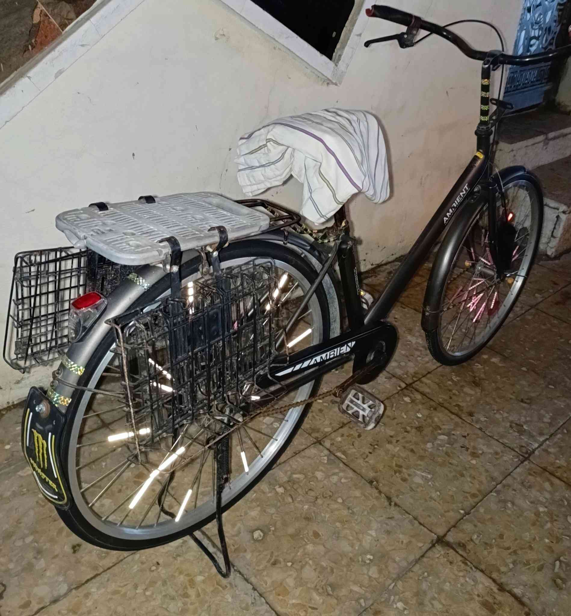 السلام عليكم 
شباب بايسكل للبيع مواصفات كدامكم نضيف 100/100 بايسكل ياباني بس ناقصة بريك امامي بايسكل مختم مديل 2016 مكاني بغداد حي الاعلام سعر البايسكل 80 بي مجال للشراي الشراي يتصل على هاذ الرقم واتساب ***********
