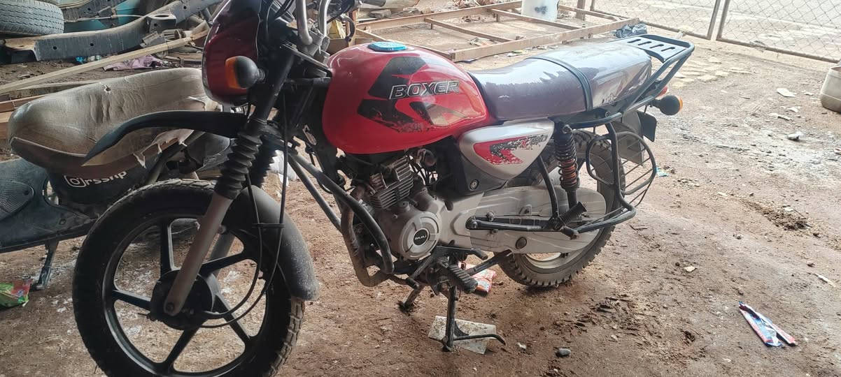 السلام عليكم دراجة بوكسر 4 كير مكفولة  المكينة اوراق ***********
