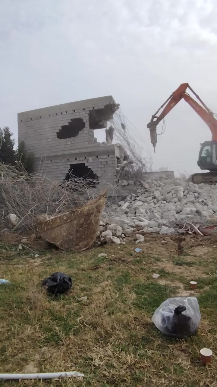 مستعدون لهدم الدور والبنايات وحفر الجفره وقطع البيوت المشتركه ورفع الإنقاض بموادها للاتصال ***********
