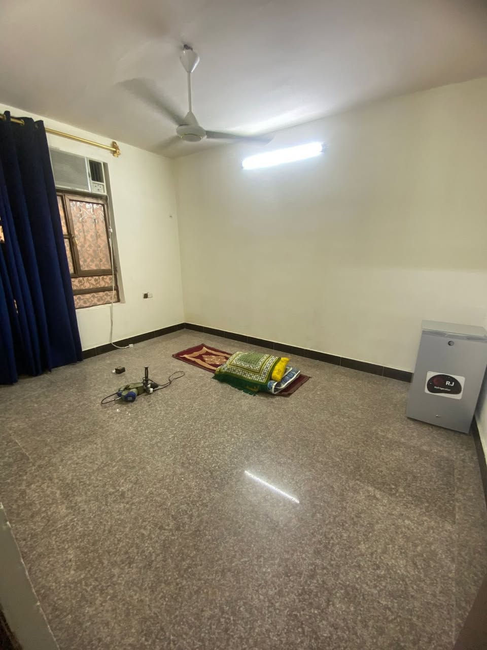 #للايجار في السيدية
بيت مساحة ١٥٠ متر 

 

ثلاث غرف نوم 

صالة 

مطبخ 

خدمات صحية 

السعر ((( مليون و ٣٠٠ )))

مكتب عبدالله الرفيعي

للاستفسار الاتصال على الارقام التالية

***********

***********

***********
