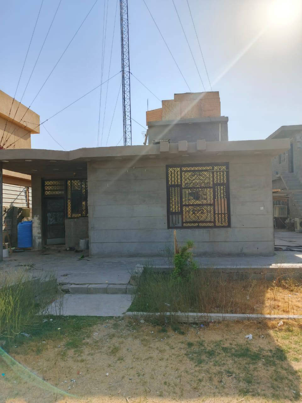 نص دونم  بي بيتين للبيع البيت يحتوي على أربعة غرف نوم اثنين في الطابق الاول واثنين في الطابق الثاني معزول درج خارجي الطابق الاول كامل بس نقص كاشي والطابق الثاني هيكل 
 البيت مبني طابوق يحتوي على ثلاثة غرف نوم واستقبال ومطبخ وصاله كامل كاشي وسيراميك
سعره 280وبي مجال واجه 25و نزال 50
دوره هورجب قرب بازين خانه محطت اضواء سند 25قرار قاضي ع محموديه 
***********اثير
***********كورك
