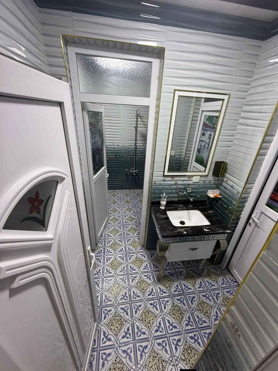 🏡 دار لــلــبــيــع
━━━━━━━━━━━━━━━━━━━━
📜 الــمــلــكــيــة: طــابــو زراعــي بستان ملك صرف 
━━━━━━━━━━━━━━━━━━━━
📐 الــمــســاحــة: 200 متر – طــابــقــيــن
📍 الــمــوقــع: بابل – حي الجزائر
خلف مطعم البستان
━━━━━━━━━━━━━━━━━━━━
🏠 تــفــاصــيــل الــدار:
• 4 غــرف نــوم
• اســتــقــبــال
• هــول + مــطــبــخ
• مــجــمــوعــة صــحــيــة مــعــزولــة الطابقين 
(داخــلــيــة + خــارجــيــة)
• كــراج
• حــديــقــة
━━━━━━━━━━━━━━━━━━━━
🛣 عــرض الــشــارع: 10 متر (تبليط)
⚡ الــخــدمــات: كــامــلــة
━━━━━━━━━━━━━━━━━━━━
💰 الــســعــر:  350 مليون
✨ قـــابـــل لــلــتـــفـــاوض
━━━━━━━━━━━━━━━━━━━━━
📞 لــلــاســتــفــســار والــاتــصــال
🏢 مــكــتــب عــقــارات أَبــراج بــابــل:
• ***********
• ***********
• *********** (المهندس أمير الحسناوي)
🏢 مــوقـــع الــمــكــتــب:
📍 بــابــل – حــي الــجــزائــر – مــقــابــل الــجــســر الــدولــي
━━━━━━━━━━━━━━━━━━━━━━
