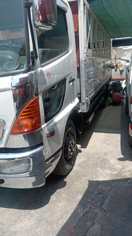 هينو شيطان موديل 2005 اصل رقم قادسية بسمي تك قمارة محرك 70 سوبر طول 6وربع مطولة 50 سانتيم عارضها 185وبيها مجال رقم الهاتف *********** مكانها بغداد
