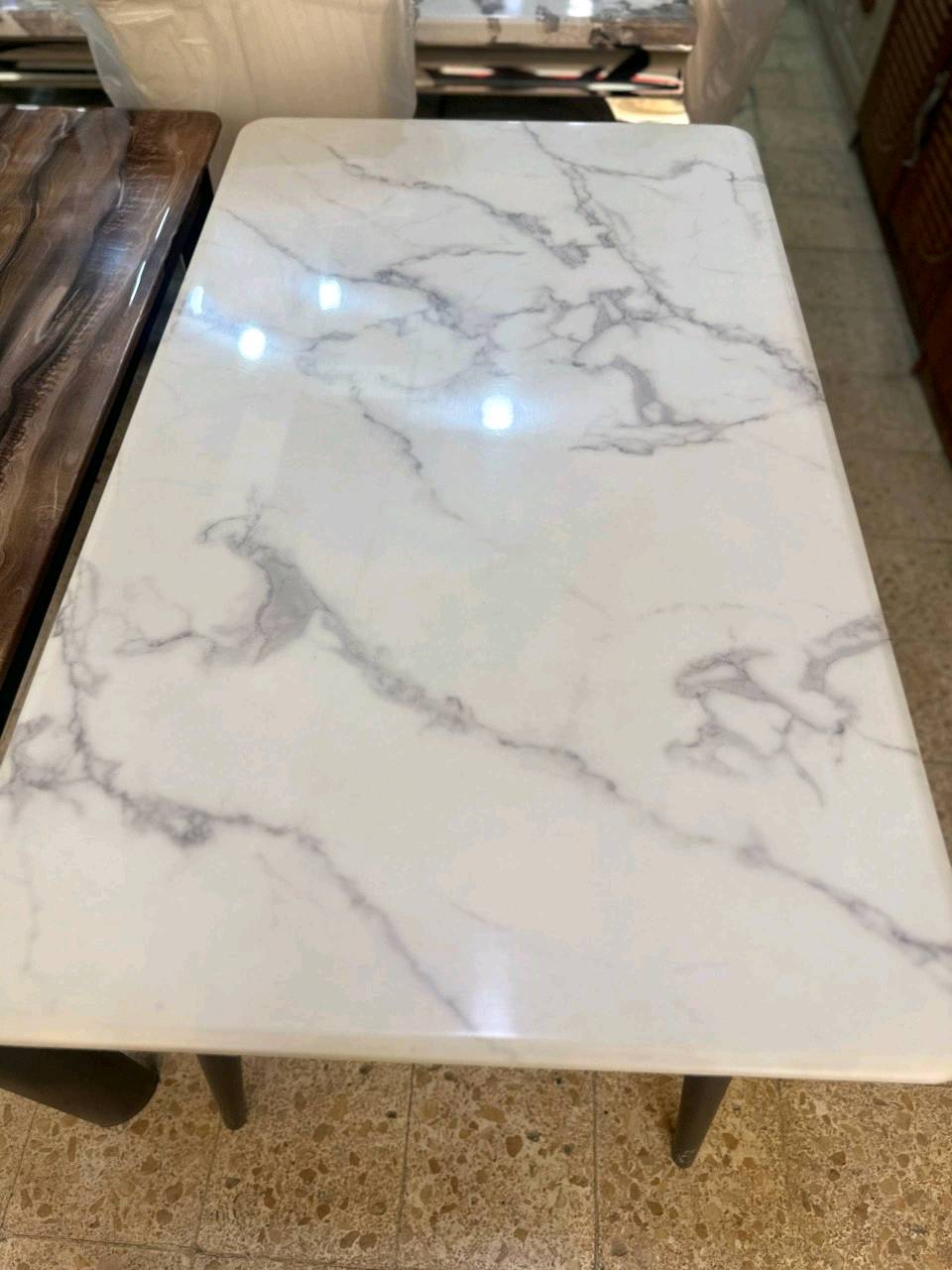 4d4 ميزان جديد للبيع، بتصميم جميل وراقي. الأول بسطح رخامي أبيض مع عروق رمادية، ويضيف لمسة أنيقة لأي غرفة. الثاني بسطح خشبي بلون غامق وبقوام طبيعي. كلاهما ذو أرجل سوداء متينة وبتصميم حديث. مناسب للمكاتب أو الاستقبال أو الاستخدام المنزلي.

الحالة: جديد تماماً.
السعر: قابل للتفاوض.

للتواصل أو للمزيد من التفاصيل يرجى الاتصال بالرقم الظاهر في الإعلان.4de