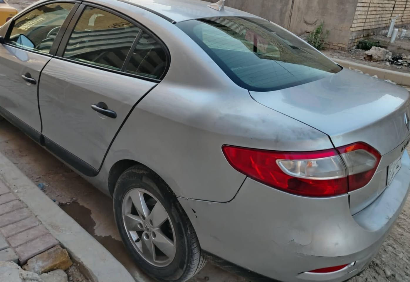 بسم الله الرحمن الرحيم.
رينو فلوانس 2013 فرنسي قبق اصفر للبيع 
المحرك ينقص دهن.
 التبريد منقص غاز الكمبريسر شغال 
بيها ضربة من الخلف بدارجة بالدعامية صفحة اليمنة فوق التاير الخلفي بيها البارد دخة. 
دعجات من جوة بيها. 
ودعامية الامامية صفحة اليمنة مثبتها براغي لان طختها ومرجعت لكلبسات تكسرت. 
البوابة تحوليها تدفئة وتبريد عاطل. 
تتحول من جوة الجكمجة.. 
الراديو تحوير.. 
عارضها ب ٤٥ بي مجال ان شاءالله. 
رقمها بغداد.  
مكاني بغداد. 
السنوية تسقط شهر الرابع
السيارة نصبتها حلوة..
 هذه كافة التفاصيل
ليعجها اهلا وسهلا 
ومتعجبة كلمة طيبة. 
واني بالخدمة  .


**إذا كنت صاحب هذا الإعلان وتريد حذفه لأي سبب، رجاءا أرسل رسالة إلى الدعم الفني**