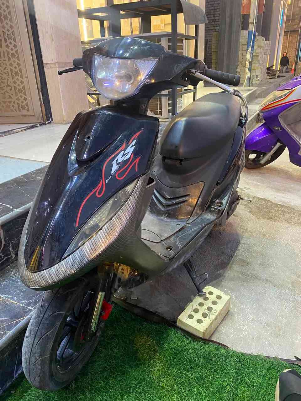 سلام عليكم ماكس عدله خير من الله دراجه نضيفه بلاده لا ملعوب بيه ولا ممدود عليه سبحانه بعدهي جديده تجي وتفحص تاخذه  فيتر وين متريد مكاني بغداد  الكريعات دراجه رايده ب 525 وبيه مجال شراي تدلل  رقمي ***********
