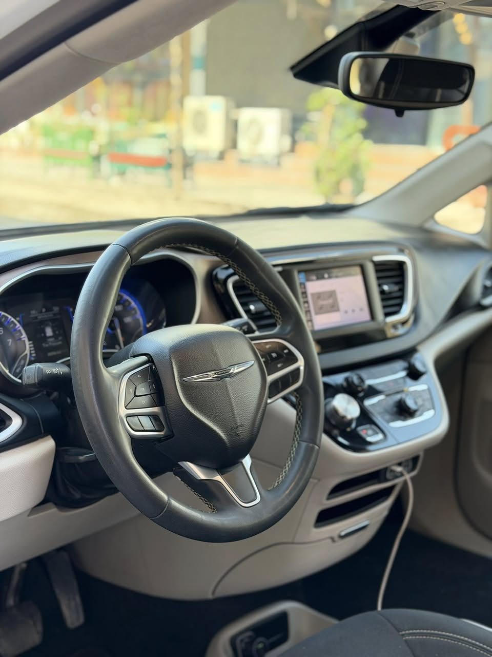 بسم الله الرحمن الرحيم
سلام عليكم

كرايسلر ڤويجر للبيع موديل 2023 او مراوس بسياره اقل 

 الموقع: البصرة 

 المواصفات

 تشغيل بصمة + تشغيل عن بعد

التبريد 3 قطع منفصل

 كشنات كهرباء

 بيبان كهرباء + الجنطة كهرباء

 شاشة + كاميرا خلفية

 داخل مخمل 

 رادار أمامي + نظام تحديد المسار

السياره رقم بصرة الجديد  

 السياره حلوه وجديده ضررها تقرير غرق وبيها المدكر الامامي جهة السايق كلير فقط

ماشية: 88  الف كيلو

السعر / 225 بيها مجال بسيط 

 للاستفسار: 
***********
