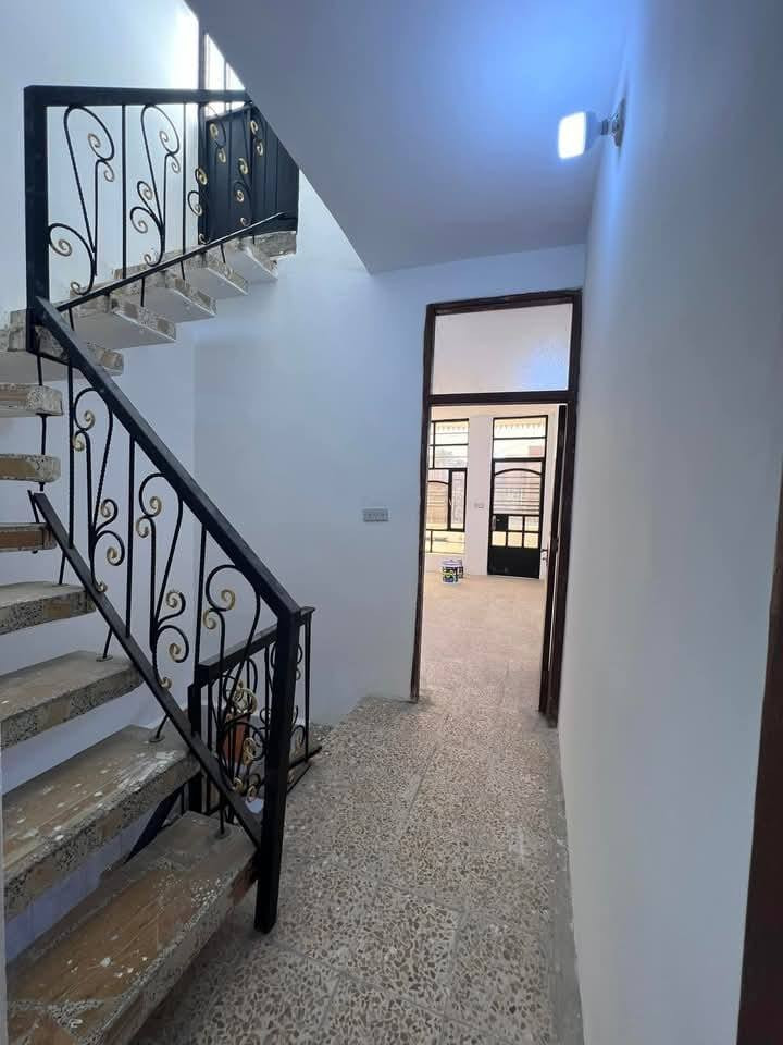 السلام عليكم يتوفر لدا مكتبنا مشتمل للبيع المساحه 35متر طابقين يحتوي على غرفتين نوم فوك وجوه استقبال ومطبخ وخدمات موقع المشتمل الشعب قرب سوق شلال قرب شارع عدن شارع عريض عرض الشارع 25متر ورصيف 8امتار موقع جيد جداً الاستفسار مكتب الشعب للعقار ***********
