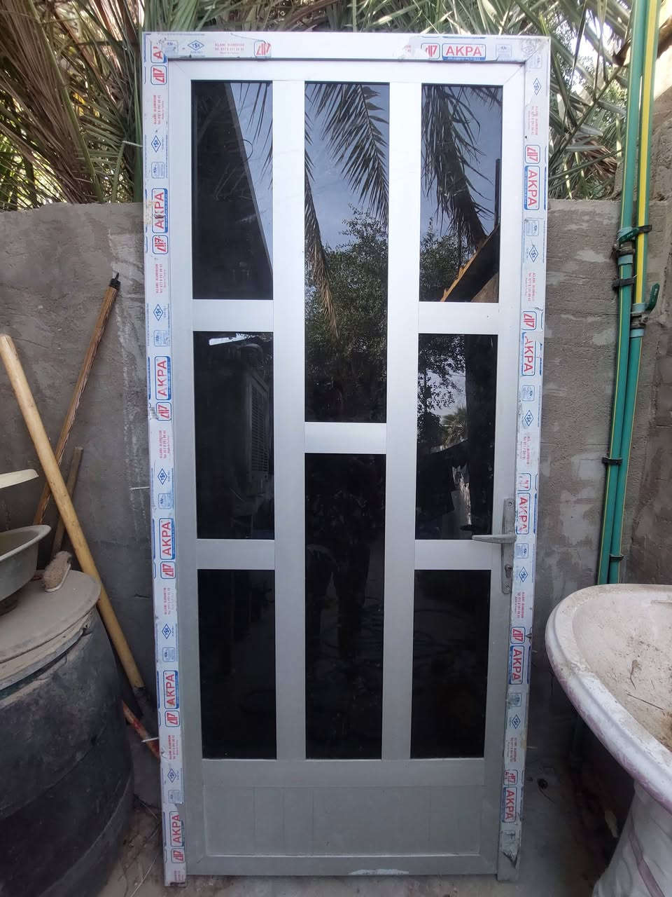 السلام عليكم 
باب المنيوم مستخدم نظيف جدا ثقيل نوع اكبا تركي مع جام مضلل شمباني ٦ملم او اكثر ارتفاع ٢م و ١٧سم وعرض ٩٧سم اخذتة للبيت وطلع بي كبر معروض ب ٩٥ وبي مجال العنوان بغداد الشعلة جكوك شارع حسينية قمر بني هاشم لا يوجد توصيل للاتصال ***********
