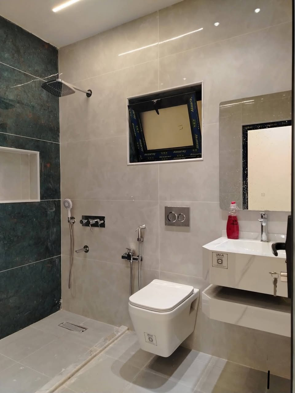 🏡 للبيع منزل في بغداد – حي الجهاد
✅ المساحة: 100 متر
✅ نوع الملكية: طابو ملك صرف
✅ الواجهة: 5 متر
✅ النزال: 20 متر
يحتوي المنزل على: 🔹 استقبال مريح
🔹 مطبخ
🔹 حمامين
🔹 3 غرف نوم
📍 الموقع: بغداد – حي الجهاد
للاستفسار والمعاينة: 📞 مكتب الجبل للعقار
📱 ***********
فرصة مناسبة للسكن العائلي وفي منطقة مخدومة. 📍🏠
