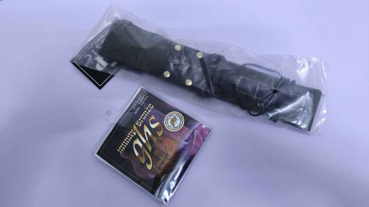 العنوان:
كيتار ENYA NEXG ذكي | كهربائي + سماعة مدمجة | حالة ممتازة
الوصف:
كيتار ENYA NEXG الأصلي، كيتار ذكي حديث بتصميم عصري وصوت احترافي.
يشتغل بدون أمبليفاير لأن بيه سماعة مدمجة، ومناسب للعزف بالبيت أو السفر.
المواصفات:
سماعة داخلية قوية
بلوتوث + مؤثرات مدمجة
يدعم التسجيل
شحن USB
خفيف الوزن وسهل الحمل
مناسب للمبتدئين والمحترفين
الحالة:
نظيف  
اللون:
أسود 
السعر:٧٣٥ ألف
قابل للتفاوض 
سبب البيع:
عدم التفرغ 
الموقع:
(اكتب مدينتك)
للتواصل:
خاص أو اتصال  ***********
ويجي ويا اوتار اب ٢٥ ألف ارقة شي وحزام اب ١٥ ألف بغداد, العراق
