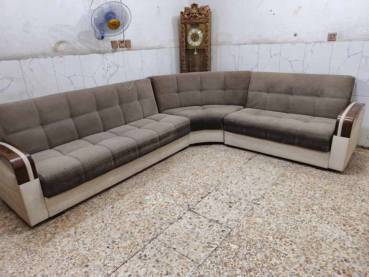 ديوان تركي تكمه نظيف مخزن +سرير 7مقاعد ب190الف وبي مجال المكان الوشاش *********** يوجد توصيل بكروة يوجد واتس اب
