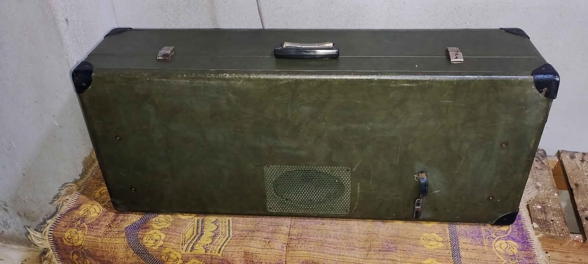ألماني
هذا الجهاز هو أورج إلكتروني عتيق من نوع Hohner Organetta 49R El Luxe.يتميز بلوحة مفاتيح بأربعة أوكتافات وأزرار صوتية لاختيار الآلات مثل Flute و Trumpet.تم تصنيع هذه الأجهزة في ألمانيا خلال فترة الخمسينيات والستينيات.يعمل هذا النموذج غالبًا كجهاز يعمل بالكهرباء مع مفاتيح صوت (Potis) للتحكم في مستوى الصوت. مركز الزقازيق, الشرقية


**إذا كنت صاحب هذا الإعلان وتريد حذفه لأي سبب، رجاءا أرسل رسالة إلى الدعم الفني**