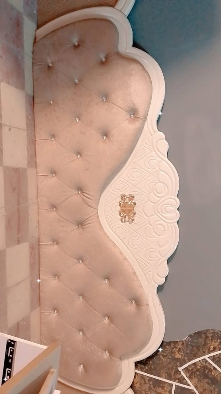 سلام عليكم مكلف ب. النشر 

غرفه تركي درجه اولى كامله من كل النواحي 
كنتور 6 ابواب معه كنتور ؛ وجربايه وميز تواليت وميز بلازمه وزاويه و2ميوزه اصغار كامله من كل النواحي وجديده كلش. مستخدمه شي بسيط السعر 300.   رقم صاحب الغرفه 0770 944 3359‬
