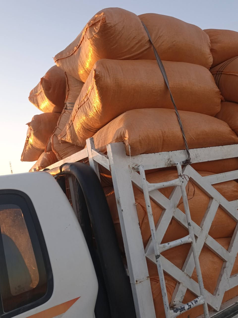 السلام عليكم يوجد تبن حنطه لبيع سعر الشليف ب 3500واصل باب بيتك ب3000مطروح مكانه السكران***********
