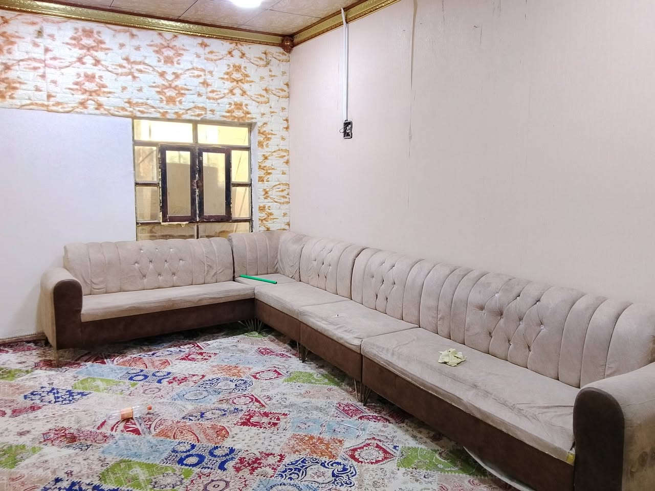 سلام عليكم غراض للبيع 
تخم قنفات 250 وبي مجال
مكينة خياطة شغالة 250 وبيهة مجال
عارضة بسعار مناسبة 300 وبيهة مجال
***********
