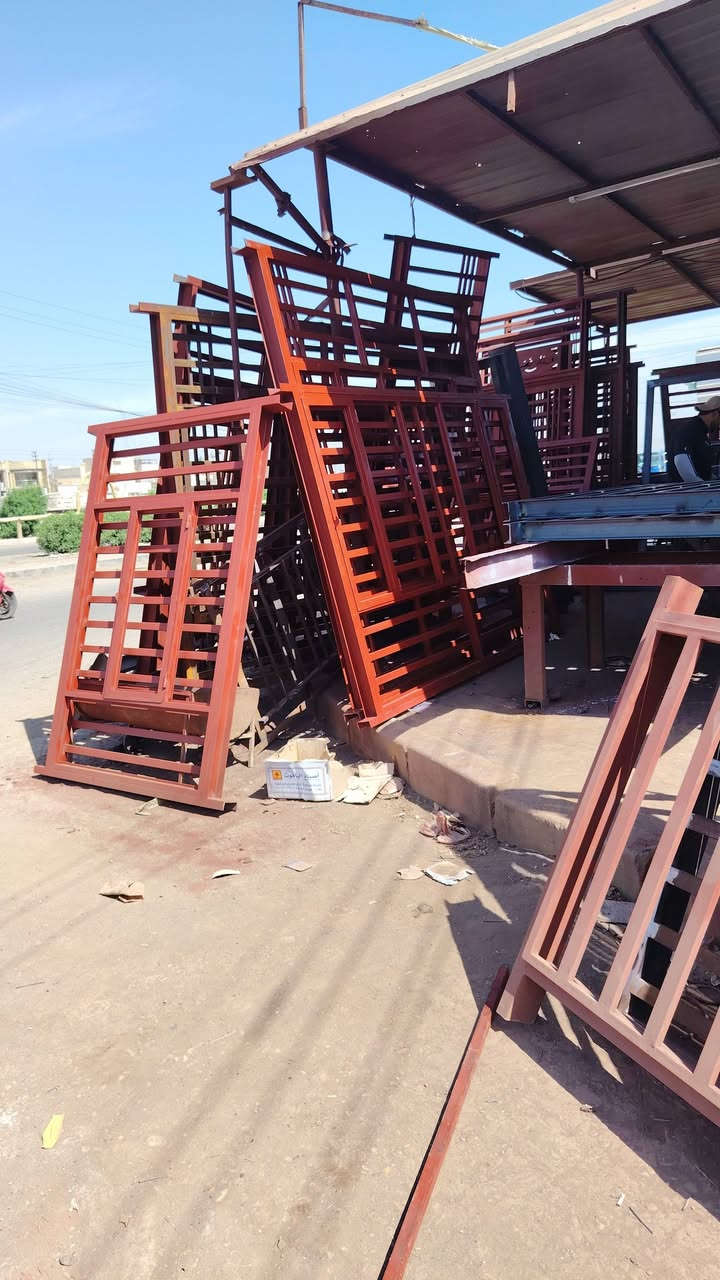 مستعدون  لصبغ  كافه  انواع الشبابيك  +البيبان  
+ بيوت   كلشي متوفر   صبغ زنجاري      اي احد يحتاج صباغ   متوفر  يجيك لباب لبيت 
***********

***********
