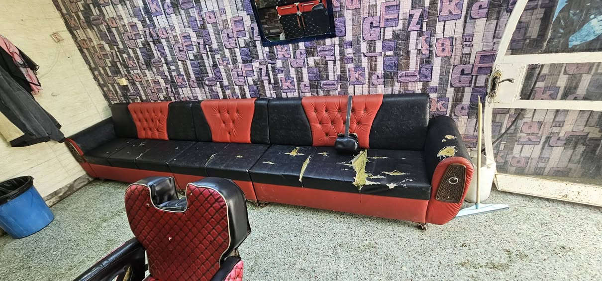 السلام عليكم
متوفر غراض محل حلاقة كامله 
كراسي حلاق عدد ٢ (نص عمر)
و تخم قنفات ٨ مقاعد
ميز حلاقة تفصال المنيوم ٣ مرايا (٣ حلاقين)
طول ٤ متر شغل درجه اولى
ومتوفر شاشه بلازما حجم ٣٢ 
و مغسلة 
للأستفسار الأتصال على الرقم ***********
