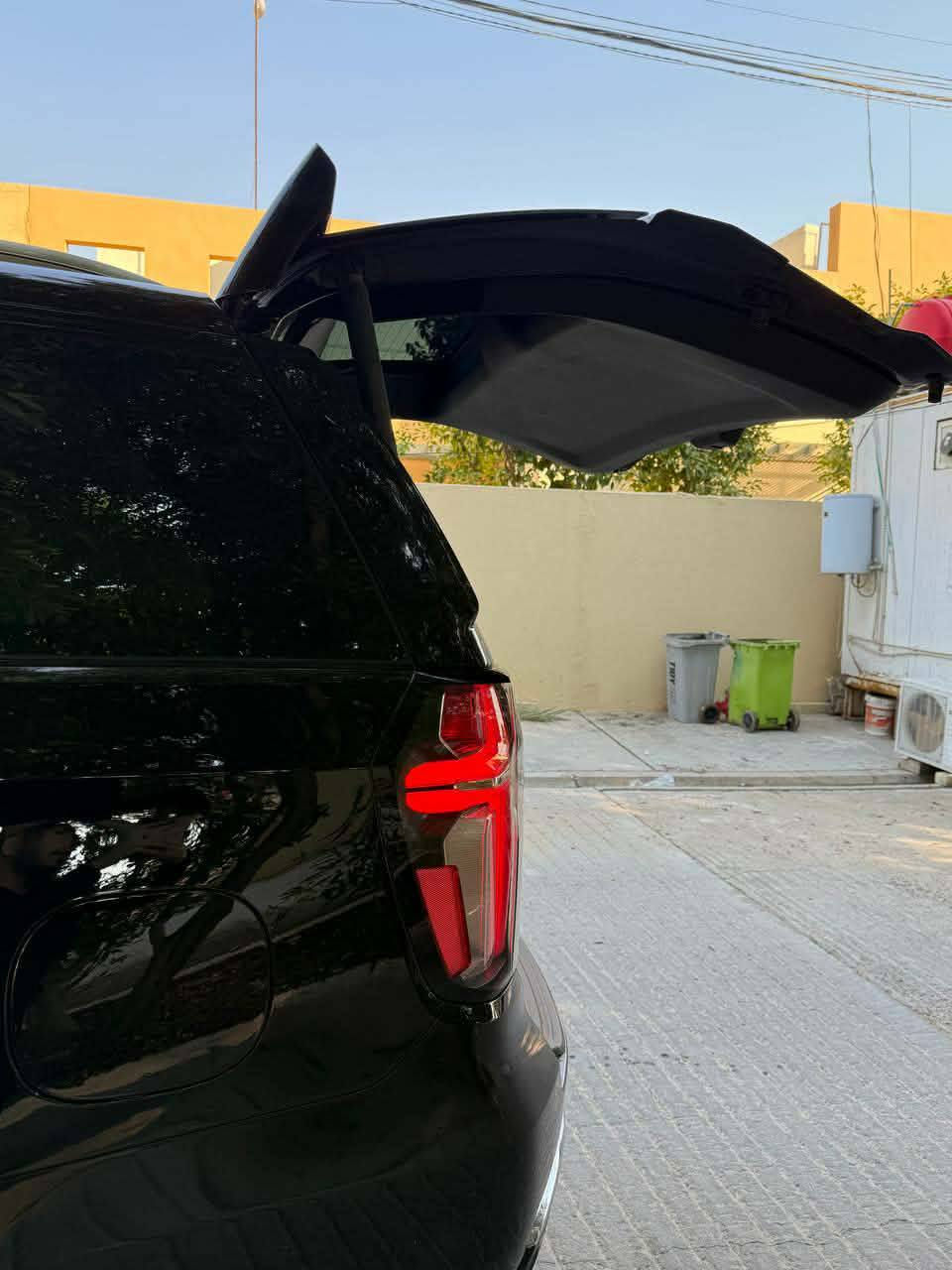 السلام عليكم 
عندي تاهو مديل ٢٠٢٣ خليجي فول مواصفات فئه LT معروفه مواصفاته تجي فول عده الدوس والجكات السياره مكفوله كفاله عامه ومغلفه تغليف bbf  السياره ماشيه ٣٧الف  رقم بغداد باسمي
***********

