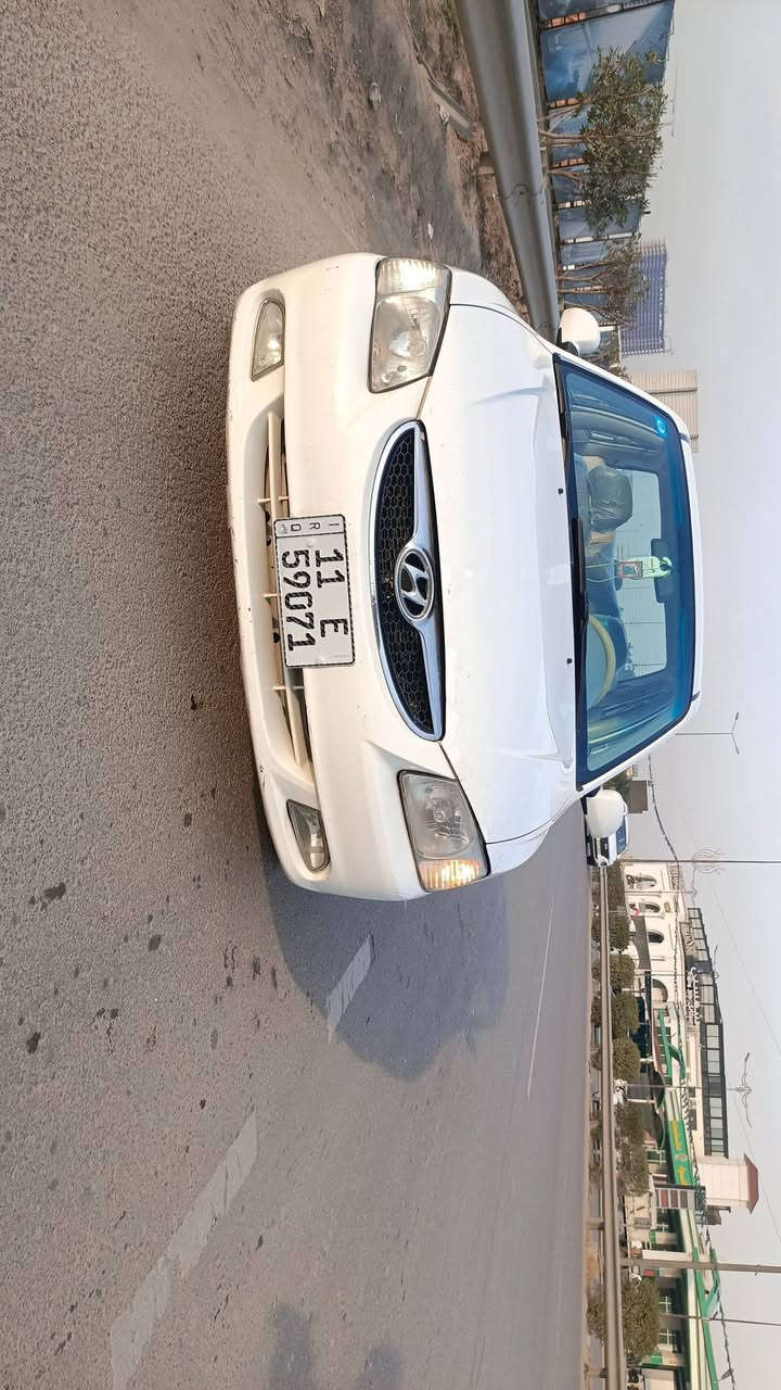 السلام عليكم فيرنا 2012باسمي سياره  غرفه جديده لا ضربة ولا تبديل تخم تاير جديد مكينة كير مكفولات سياره بيها صبغ (دوسه ودعاميات فقط) السعر ب83 مكاني بغداد الدورة قم الهاتف ***********
