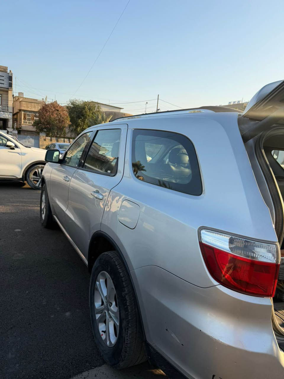 دودج دورانكو موديل 2011 للبيع كلين تايتل 
بدون صبغ 
مكينه 3600 
مواصفات 
تشغيل عن بعد 
بصمة 
كشنات كهرباء الامامية + حضن 
صندوق كهرباء 
شاشة كبيرة قلاب 
AUX + Disc 
فول تحكم ستيرن 
مثبت سرعة 
مدخل كهرباء 220V
تبريد ٣ قطع 
ويل 18 
صدر جديد 
مكينه جديدة 
حدادية جديدة 
السيارة بيها فقط شخط بالجاملغ الخلفي الايمن 
مصلح ومرشوش اساس على كده ممصبوغ 
وبيها طخات بسيطة ممصلحه 
رقم جديد سنويه وهزه جديدة 
ما عليها غرامات تحويل مباشر 
مكانها بغداد شارع فلسطين 
عارضها ب 163 وبيها مجال بسيط 
وهذا رقمي *********** بغداد, العراق
