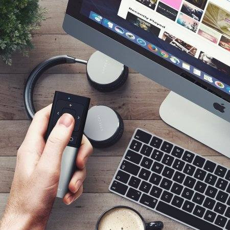 جهاز التحكم عن بعد بالوسائط المتعددة Satechi R2 Bluetooth Multimedia Remote Control..

الاتصال: تقنية Bluetooth 5.0 بمدى يصل إلى 10 أمتار.

الوضع المزدوج: يحتوي على مفتاح تبديل بين وضع الوسائط المتعددة (للتحكم في الموسيقى والفيديو) ووضع العرض التقديمي (لتحكم في PowerPoint وKeynote).

الميزات: أزرار للتحكم في مستوى الصوت، التشغيل/الإيقاف المؤقت، الوصول إلى Siri، ولوحة مفاتيح افتراضية.

البطارية: قابلة لإعادة الشحن عبر منفذ USB-C، وتدوم حتى 6 أشهر بشحنة واحدة.


**إذا كنت صاحب هذا الإعلان وتريد حذفه لأي سبب، رجاءا أرسل رسالة إلى الدعم الفني**