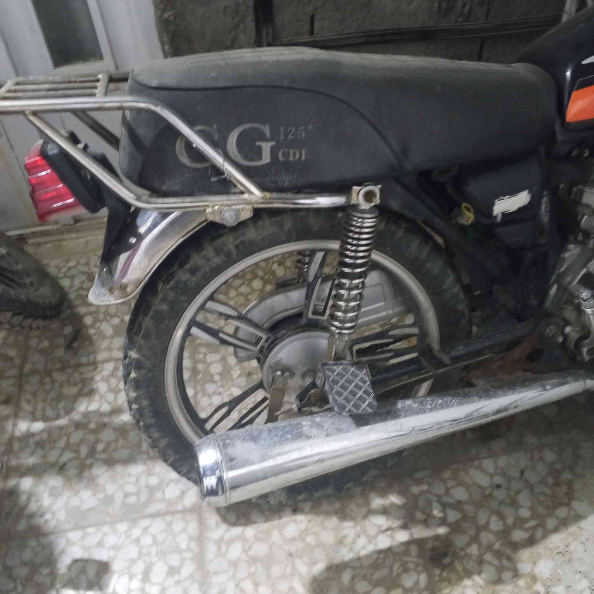 السلام عليكم شباب عندي هاي الايرانيه الخمسه كير للبيع الدراجه ما ناقصهه شي بس القبق مال محرك يرادله سلكون لئن ينكط دهن سعر 500 وبيهه مجال بسيط مكان بغداد رقم الهاتف ***********
