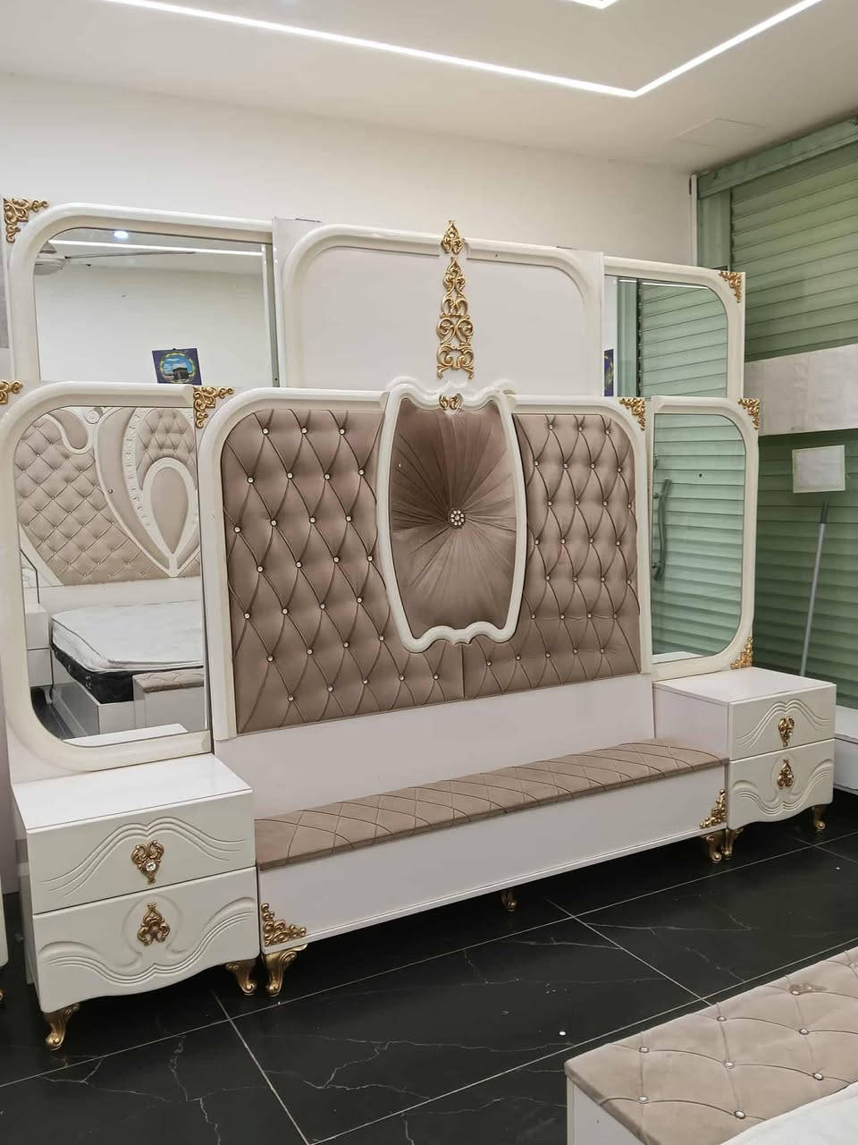 صيغة فخمة: ✨ غرفة نوم ملكية للبيع ✨
تصميم راقٍ بلون أبيض مع زخارف ذهبية أنيقة
نظيفة جداً واستعمال خفيف
تضفي فخامة وأناقة لغرفة نومك 👑
📞 للجادين فقط


**إذا كنت صاحب هذا الإعلان وتريد حذفه لأي سبب، رجاءا أرسل رسالة إلى الدعم الفني**