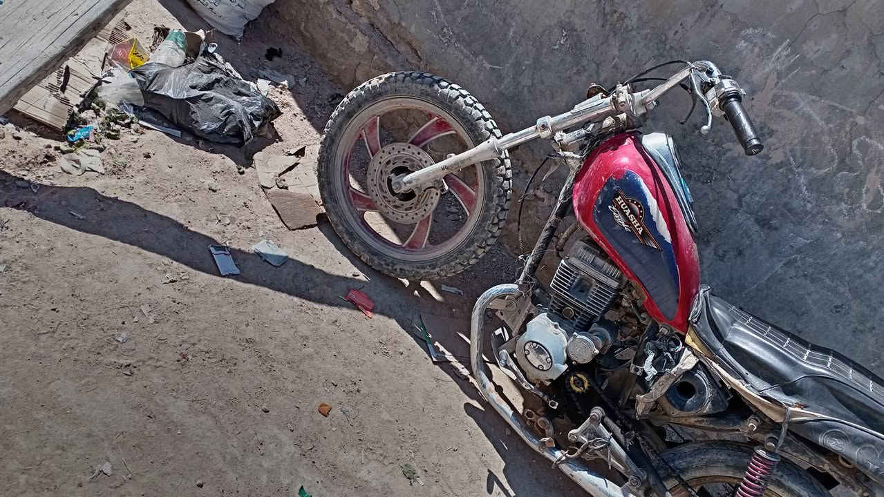 سلام علليكم
دراجه جونده البيع   عندي بس مكاتبته وراقه ضايعه 

محرك فول شلعه

هندر واحد تشتغل

صلانصات يردن شد وكشن

فقط مال واحد ع باب الله

مكانه نجف حي ميسان 

سعره ***********
