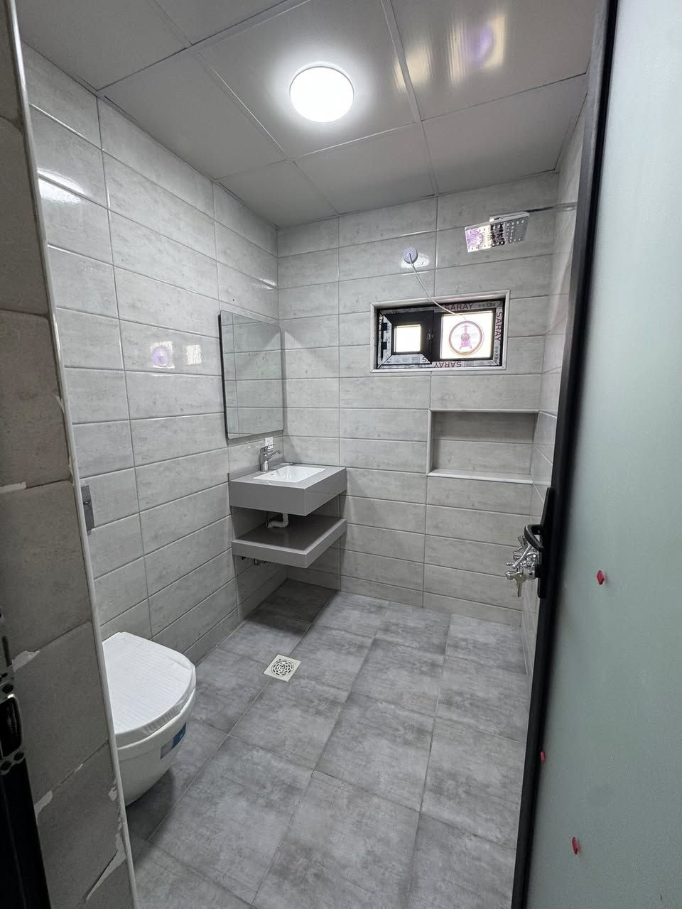 بيت للبيع ٨٧.٥ متر 
العنوان قرب نادي صليخ خلف أفران ومعجنات المصطفى 
صالة 
٤ غرف نوم 
مطبخ 
٣ حمامات مع دوش 
بالكون 
بناء درجة أولى والبيت جديد
 
رقم الهاتف ***********
