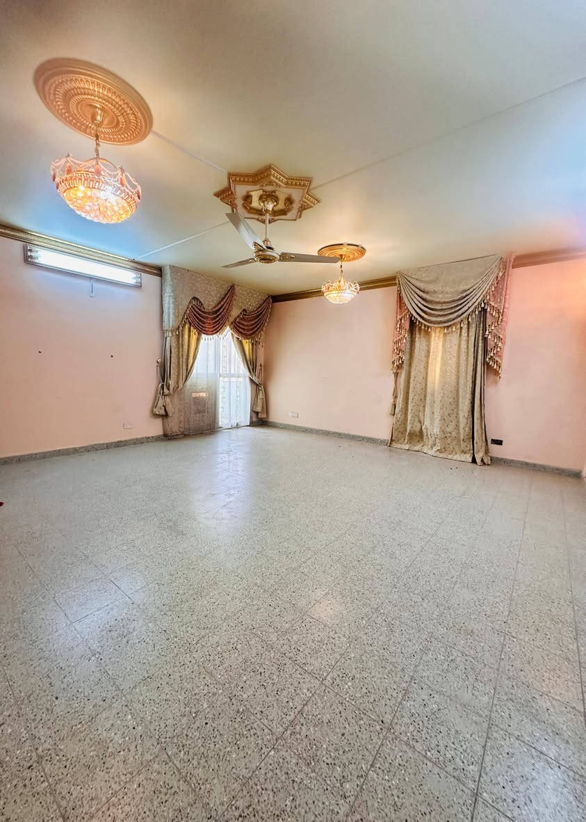 ( شقة للبيع )
-العنوان حي الشهيد رقم العمارة 184
-طابق ثالث غرفتين محورة كما ظاهرة بالصور ..
-تحتوي على كراج وحديقة ..
-مطبخ مؤثث وجاهز كاونتر طابقين مع مرمر لكل الكاونتر مع طباخ وساحبة كما موضح بالصور ..
-كيزر وكهربائيات وبنكات وثريات كلها جديده وشغالة ..
-بورد كهرباء شغل درجة اولى مؤسس لكلّ الشقة والكراج ..
-ثلاث تانكيات ابو الف مع ماطور ماء 
-كتايب تفصال جديد لكل الشبابيك والباب الخارجي ..
/سقوف ثانوية جديده للشقه وللحمام 
-للاستفسار اكثر التواصل مع هذا الرقم 
‏‭***********
