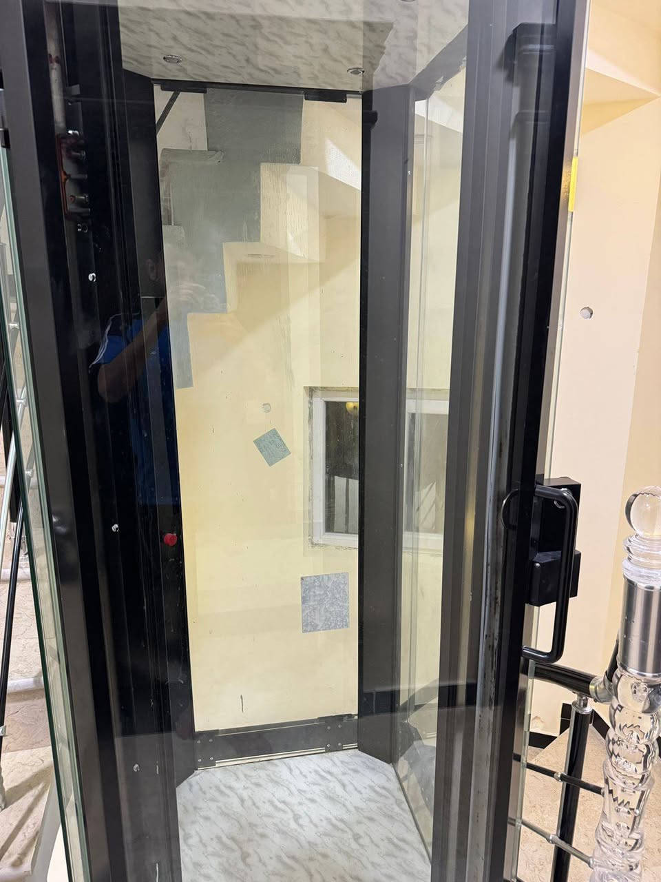 من رخصت الادمن مصعد للبيع يتحمل ٤ اشخاص علمن المصعد مشدود وشغال تجي اتشوفه اذا عجبك سعره تفتح وتاخذ الاتصال عله هذه الرقم ***********
