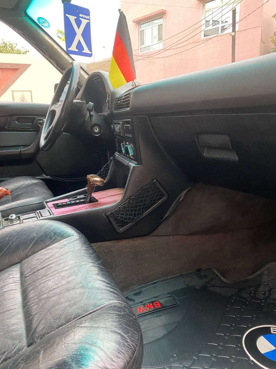 سلام عليكم 
bmw موديل  فول١٩٩٢
سلايد و كشن جلد بلادي جلد 
سياره جاهزه كامله 
كهربائيه كلها شغال 
راديتر جبير جديد 
تاخم واير بلادي لوك جديد 
٤ تايرات شبح لوك 
ما بيها اى مسرف 
تبريد تدفئه خير من الله بشرط 
سياره ما بيها اى مصرف 
صبع عام للجماليه فقط بدون ضربه بدون دواخل 
حتى سقف و تكم بدون معجون 
سياره كلش نظيفه سنويه و رقم جديده لل ٢٠٣٠ باسمي  
بطاقه بنزين موجود 
السعر رايد ؛ ٧٩ ورقه 
مكاني كركوك 
***********
*********** كركوك, العراق
