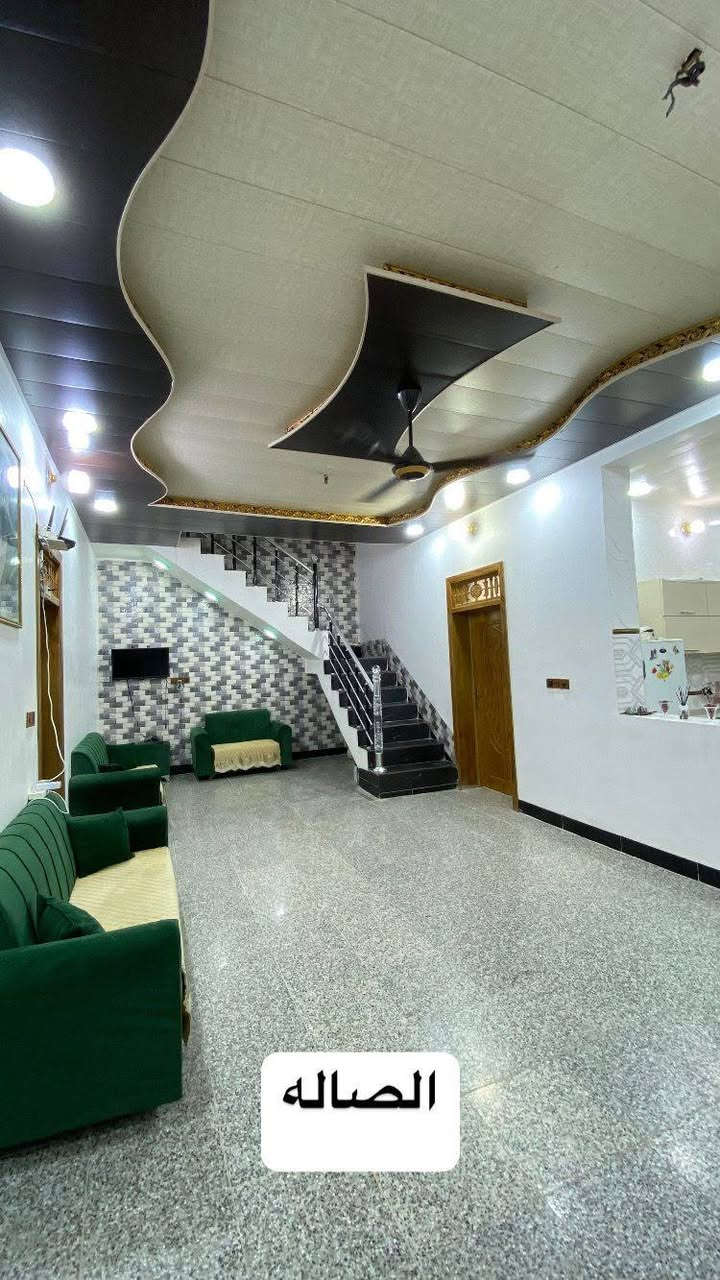 🛑بيت مع محل🛑
..للبيع 
طابو زراعي سند(25) مشمول بالتمليك)

المساحه:-240 متر مربع ✅ 
البيت بناء درجه أولى..اساس وسقف صب كونكريت
يحتوي البيت على..3 غرف نوم وصاله كبيره واستقبال كبير ومطبخ وحمامات عدد(2)
يحتوي البيت على مدخلين ☑️ 
 ارضيه كاشي ✅ درجه اولى 
السطح شتايگر درجه اولى 

البيت يطل على شارعين 

المنطقه تحتوي على ماء وكهرباء وتبليط

العنوان..📍شارع المطار مقابل ملحق قرية الغدير عمود 321 بالخط الاول 
للاستفسار الاتصال⬇️
*********** أو مراسله واتساب النجف, العراق
