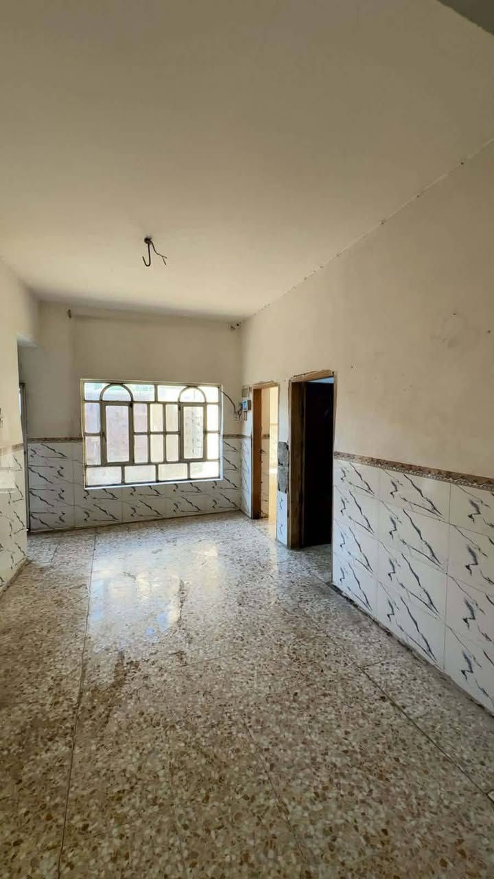 بيت طابق واحد لليجار مساحته 150متر بناء حديث درجة اوله العنوان بابل شارع 80 مال حله كربلاء مقابيل البانزيخانه الجديد يبعد عن شارع 80 50متر تقريبن 
***********
