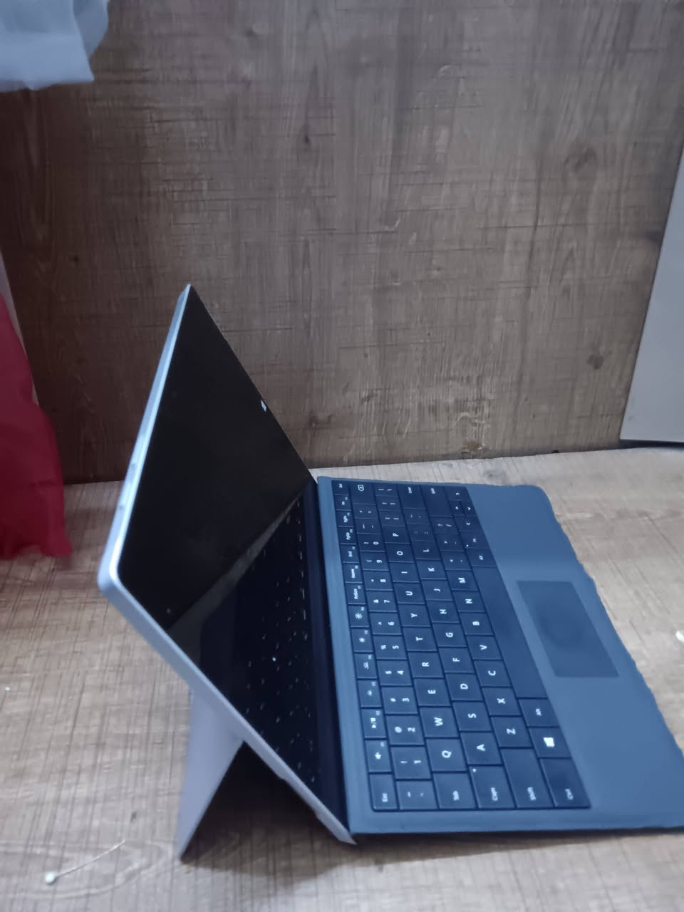 لابتوب surfece
الرام 8
الذاكره 256
يوجد فيه مكان سيم كرت 
هوه لابتوب وهوه ايباد نفس الوقت 
يكون لمس 
واتساب *********** 
العنوان بغداد السيديه شارع العلوه
السعر 200
