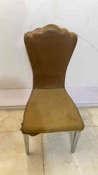 كراسي حديد نظيف فقط الجلد ممزق 12 القطعه الواحده العدد 6 قطع و بيها مجال مكاني حي المعلمين الجديد للتواصل *********** عمارة
