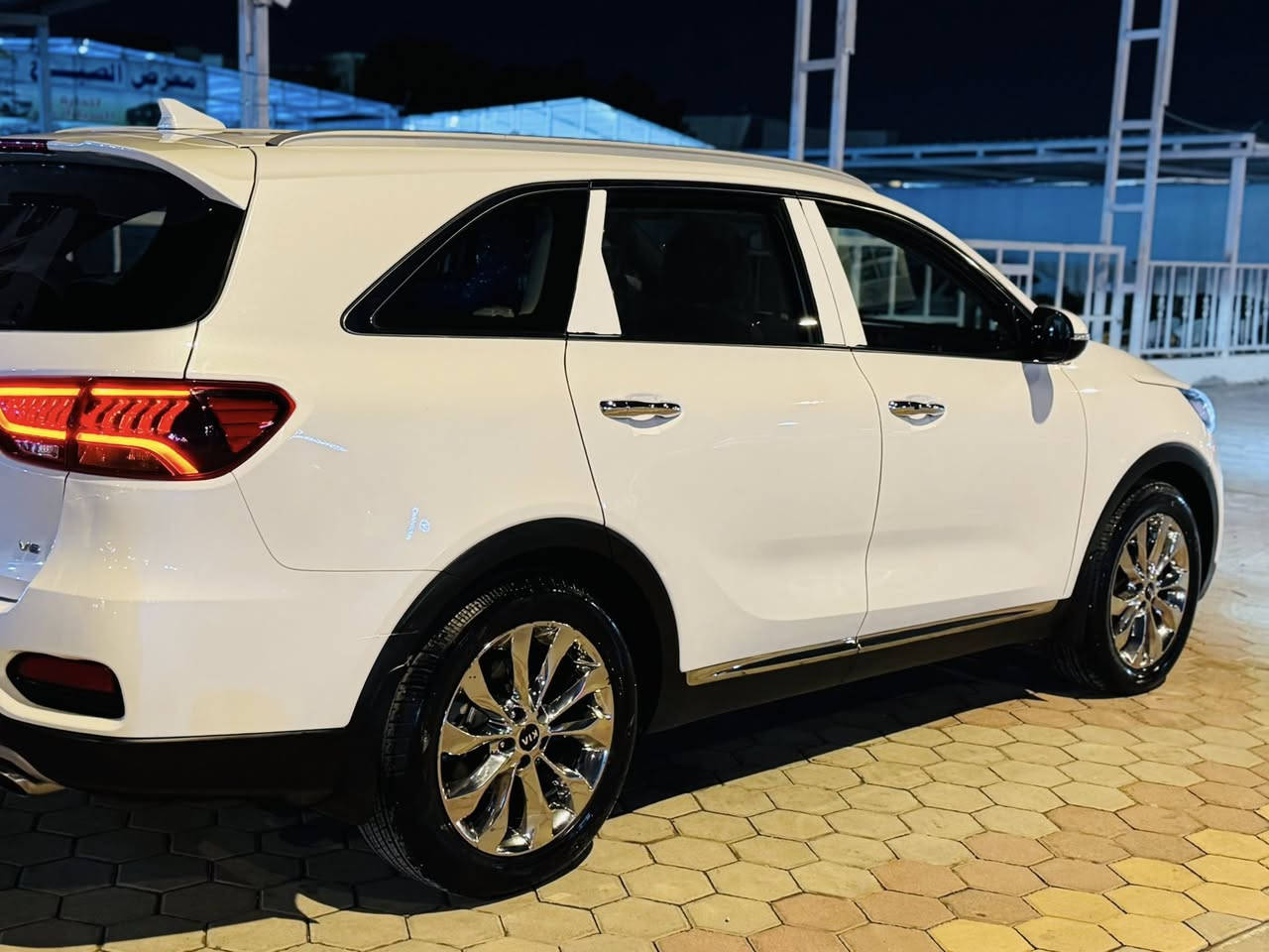 سورنتو 2019 شكل ال2020 خليجي ضمان دوليه 

بصمه تشغيل + ابواب 
اريل ابيض 
شاشه كبيره 
نضام ترحيب 
6 سلندر 
تبريد 3 قطع 
صندوق كهرباء 
مقاعد كهرباء 
مكفوله من صبغ وتبديل وبارد سونارها ويا صور 
بيها رصعه بجاملغ خلفي ممعدله واضحه بصور 
كير مكينه كفاله 
سعرها 242 بيها مجال بسيط 
مكانها رمادي تحويل ثاني يوم 
***********
