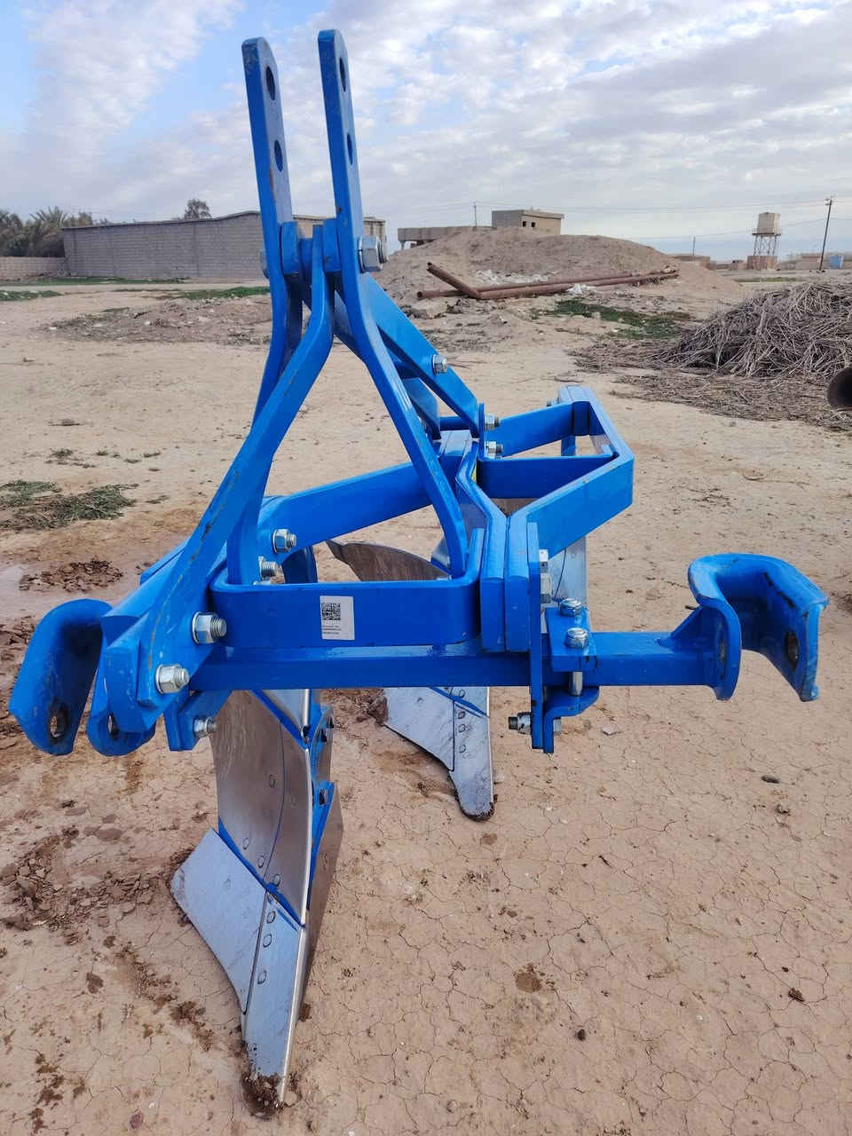 السلام عليكم فدان للبيع تركي حجم 10 سنة الصنع 2025 مستخدم شي قليل السعر مليون و٥٠٠ وبي مجال للاستفسار الاتصال على الرقم*********** وحياكم الله
