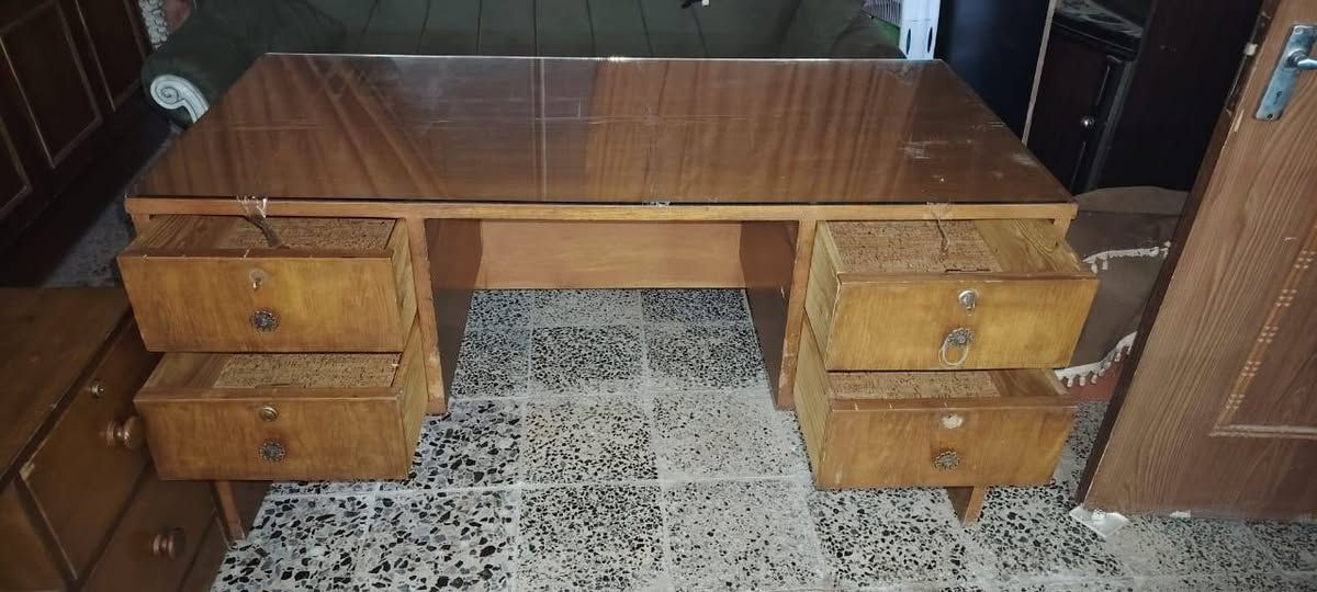 للبيع ميز مكتب نضيف خشب عراقي  السعر 85 المكان حي الجهاد واتساب ***********
