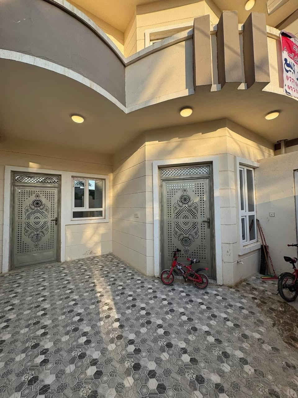 السلام عليكم 
دار للبيع في القادسيه شارع الدفاع المدني 
مساحة الدار 133 متر 
مكون الدار من 4 غرف نوم 
صالة + استقبال 
مطبخ + منور 
كراج + مجوعه صحيه3
سقوف ثانويه+ اشتايكر + واجه صبغ وتقطيع 
شارع 20 
قرب سايدين دفاع المدني او الرعاية الاجتماعيه 
السعر 120 وقابل للتفاوض 
للاستفسار اكثر مراجعة مكتب عقارات و مقاولات السردام اوالاتصال ***********-***********
