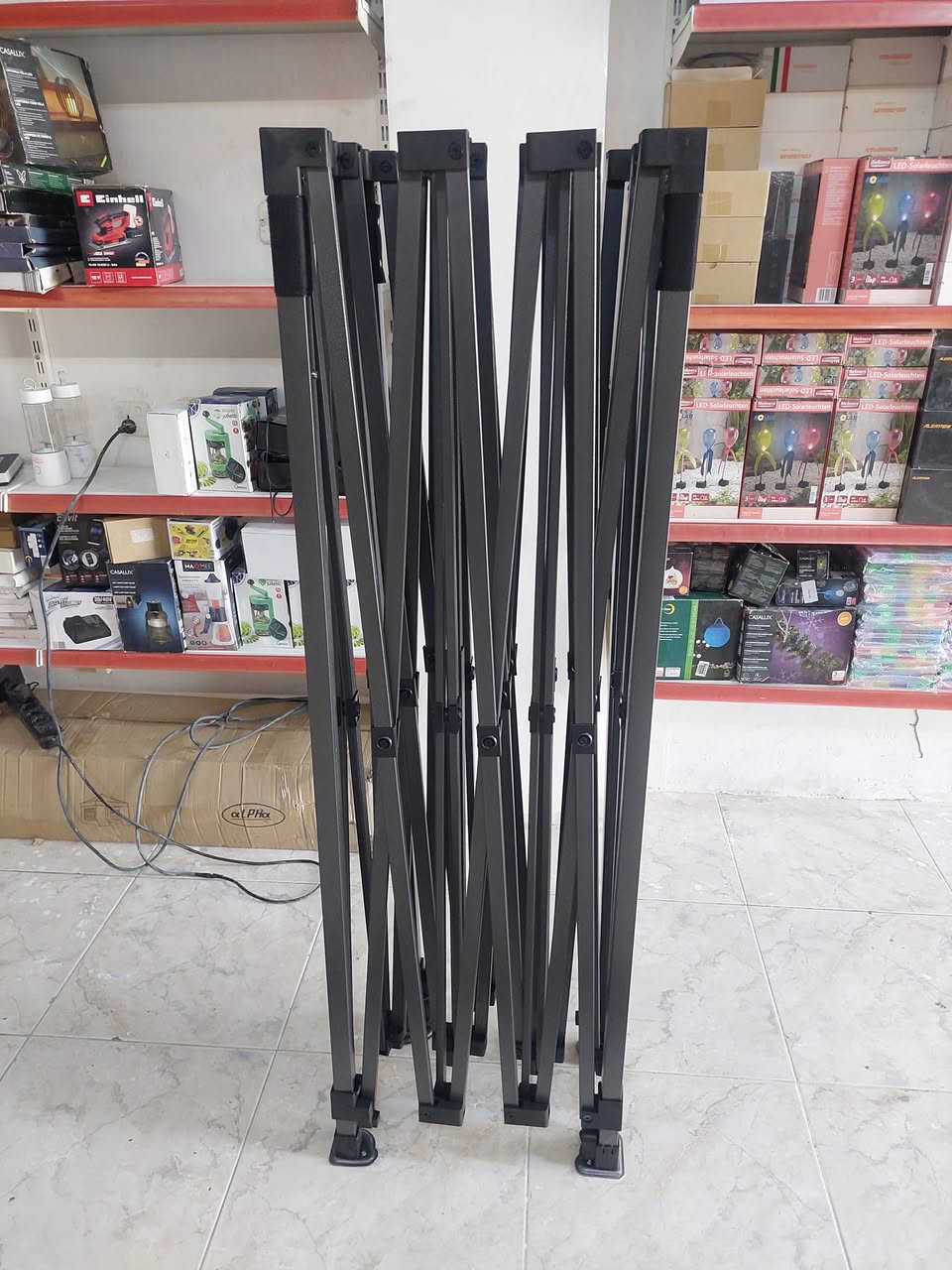 خيمة عملاقة 4.5 متر طول 3 متر عرض 

هذه خيمة مظلة منبثقة (Pop-up canopy tent) ذات لون أسود وهيكل معدني متين.تتميز بسهولة وسرعة التركيب، حيث يمكن إعدادها في دقيقة واحدة.تتضمن حقيبة حمل مريحة لتسهيل نقلها وتخزينها، مما يجعلها مثالية للرحلات والحدائق.عادة ما تكون مصنوعة من مواد مقاومة للماء والأشعة فوق البنفسجية.


**إذا كنت صاحب هذا الإعلان وتريد حذفه لأي سبب، رجاءا أرسل رسالة إلى الدعم الفني**