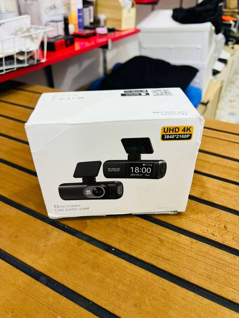 داش كام واي فاي 4K 
 كاميرا مراقبة للسيارة (Dash Cam) توفر تسجيلًا عالي الدقة.    دقة التصوير: تسجيل فيديو فائق الوضوح بدقة 4K (\(3840\times 2160\)P) لتفاصيل واضحة.  نظام القنوات: تتضمن عادةً كاميرا أمامية وخلفية لتغطية كاملة للمركبة.  المميزات التقنية: تحتوي على مستشعرات متطورة للرؤية الليلية، ومستشعر G-Sensor لاكتشاف التصادم، ونظام GPS مدمج.  الاتصال: تدعم الاتصال بالهواتف الذكية عبر الـ Wi-Fi لمشاركة الفيديوهات  
السعر ب٢٥


**إذا كنت صاحب هذا الإعلان وتريد حذفه لأي سبب، رجاءا أرسل رسالة إلى الدعم الفني**