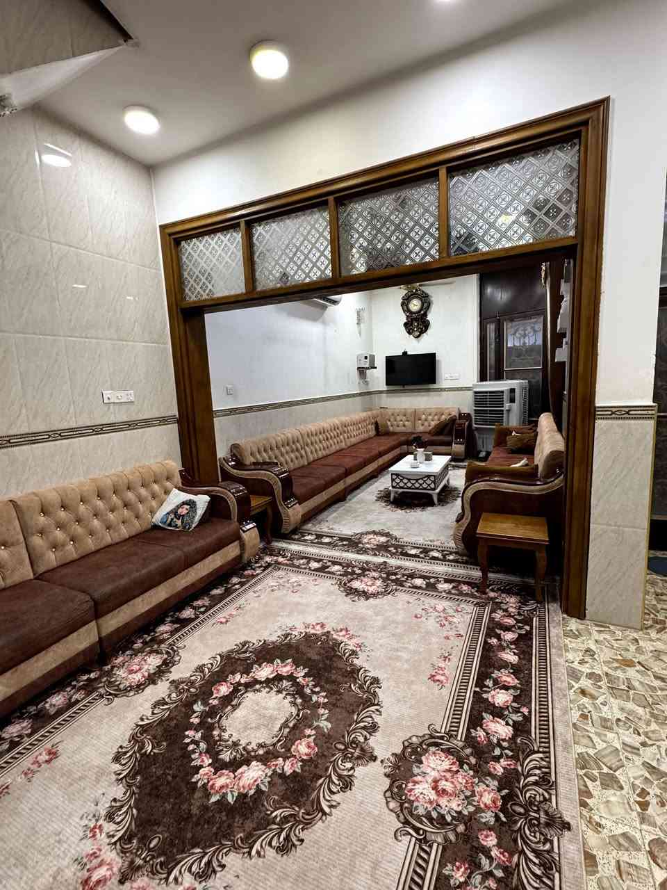 دار (( للبيع )) النجف الأشرف
(( حي ميسان )) 
         (( طابو صرف )) 
--------------------------------------------------------------------------
المساحة  ((   100 متر   )) 
السعر ((155 مليون  وبي مجال قليل ))
قطاع      ((      22        )) 
شارع 12 متر. تبليط 
--------------------------------------------------------------------------
يتكون من  : طابقين
          ((الطابق  الإول )) 
استقبال + صالة + مطبخ + غرفة + صحيات عدد (2)
          ((الطابق الثاني )) 
صالة + (2) غرف + صحيات 
--------------------------------------------------------------------------
           (( ملاحظة )) 
البناء صب كونكريت مسلح
و طابوق نهروان
بناء جناي  
--------------------------------------------------------------------------
للاستفسار الاتصال على الرقم 
التالي (( أو )) الاتصال على الواتساب
***********
موقع البيت
 الشارع المقابيل سوق المخضر 
 -------------------------------------------------------------------
