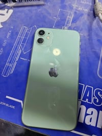 آيفون ١١ • نضيف ما مفتوح • بطارية ٧٧