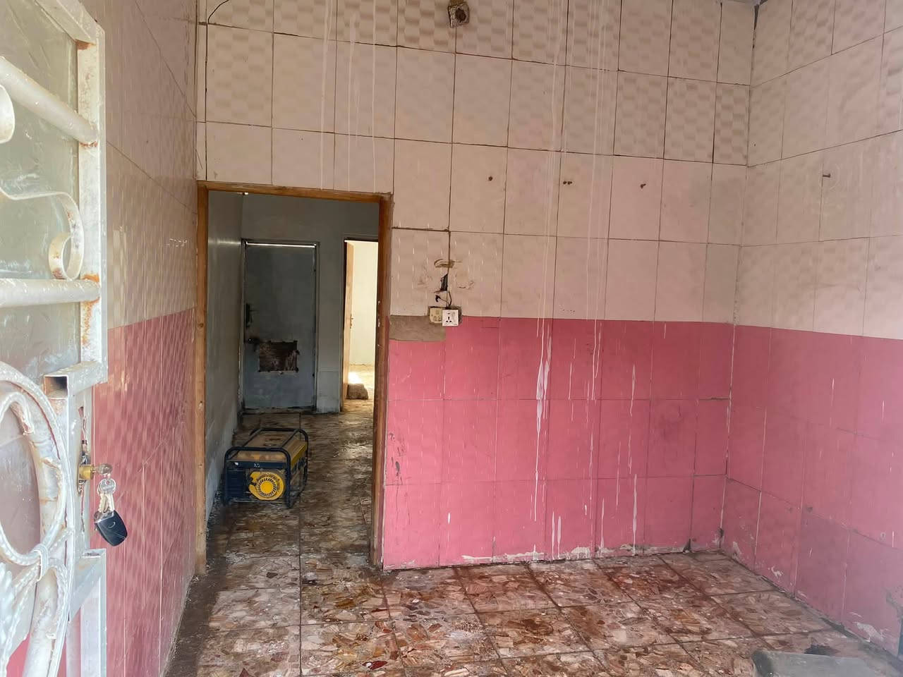 دار سكن لاأيجار
خلف المعهد التقني 
المساحة 110متر
البناء غرفة صالة مطبخ حمام تواليت صالة 
***********
